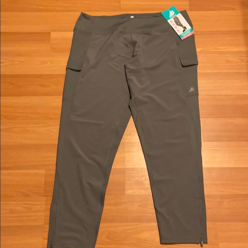 NWT Women’s Free 2 Explore Hybrid Pant